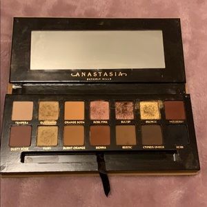 Anastasia soft glam pallet